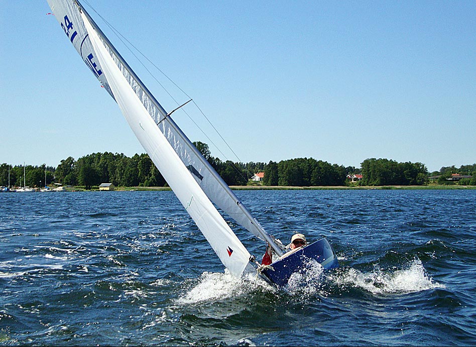 Grundläggande seglarkurs/vattenvecka. Bild på deltagare seglandes en segelbåt.